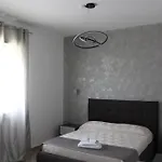 לינה וארוחת בוקר Luca's House 3*