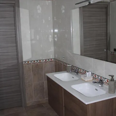 לינה וארוחת בוקר Luca's House 3*